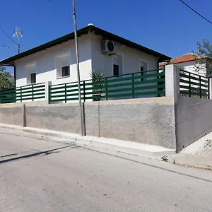κάντε κράτηση εδώ